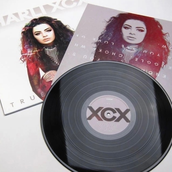 Charli Xcx True Romance SIGNED Vinyl - Picture 11 of 11